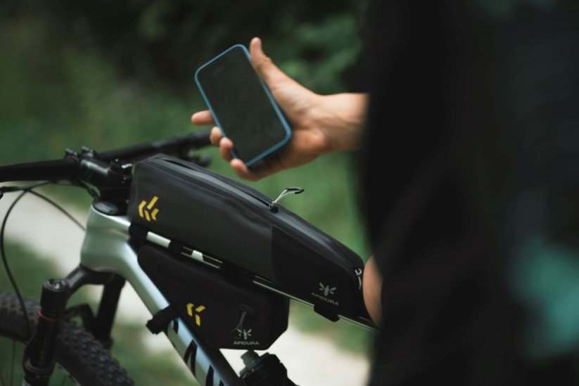 Bikepacking brašna Apidura Backcountry long top tube pack (1,8l)